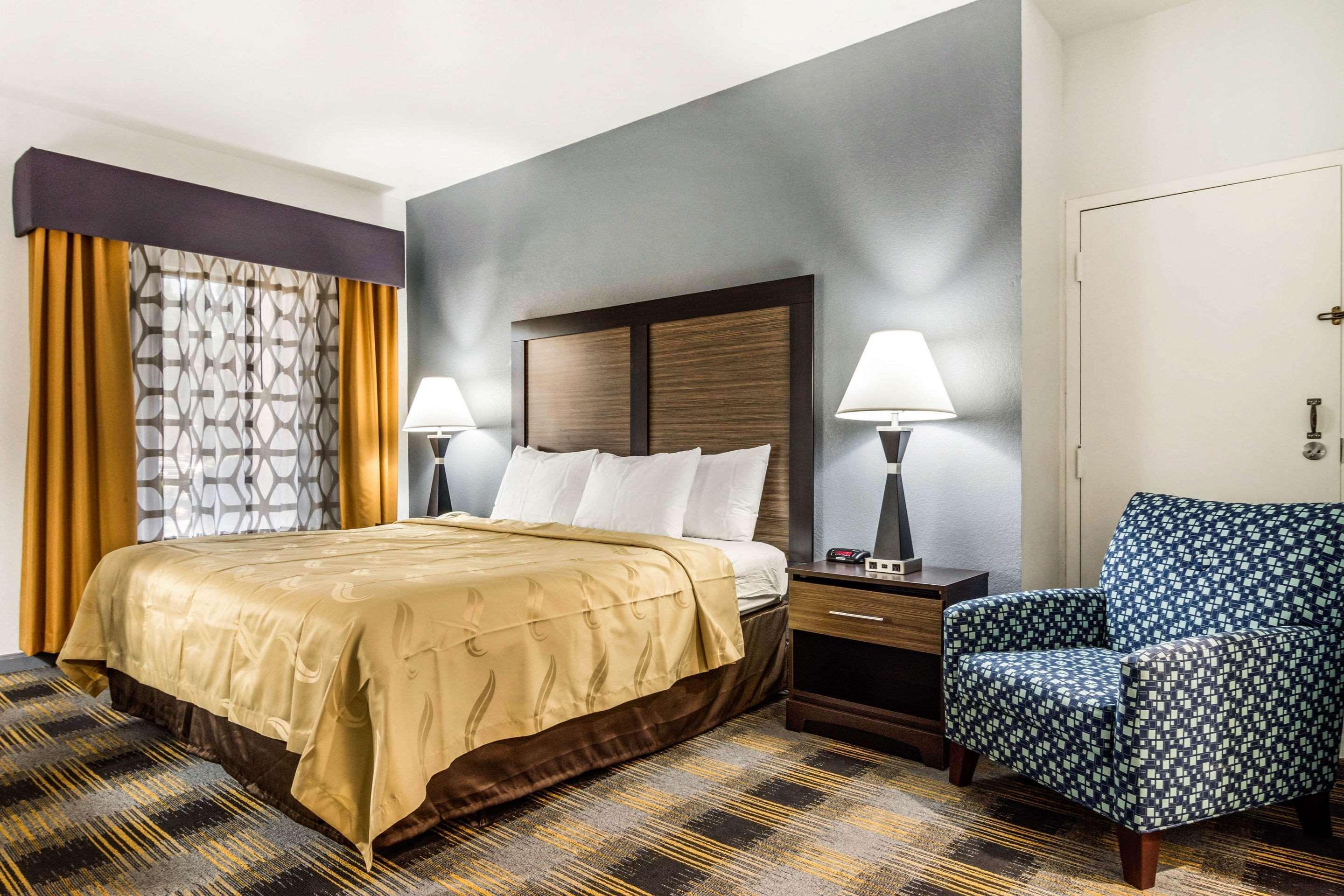 Quality Near Six Flags Hotel 2*